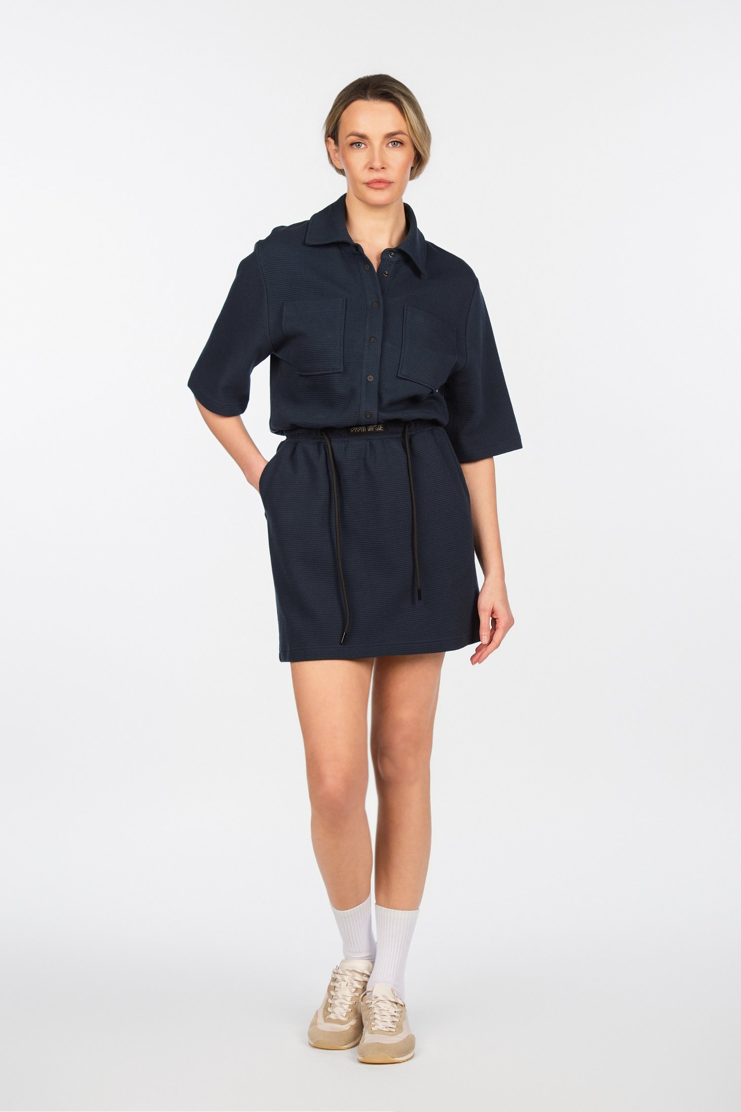 Šukuotinės medvilnės suknelė su spaudėmis "Diana Vapsvė"